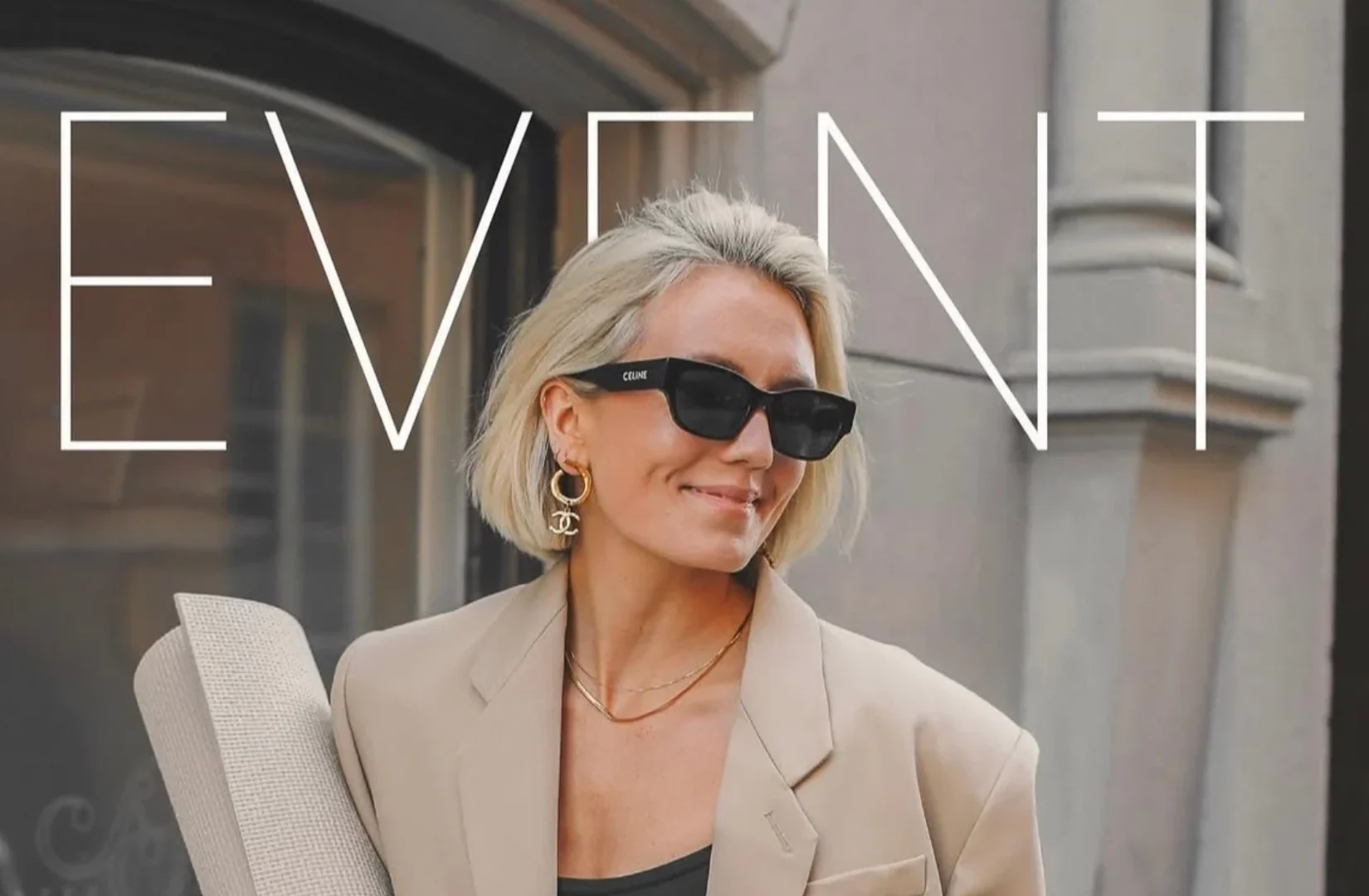Blond kvinna i solglasögon och beige kavaj med yogamatta under texten Event