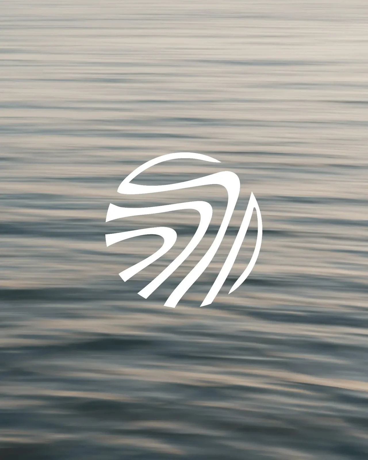 Storias runda logo i vit linje mot en bakgrund av rörligt vatten