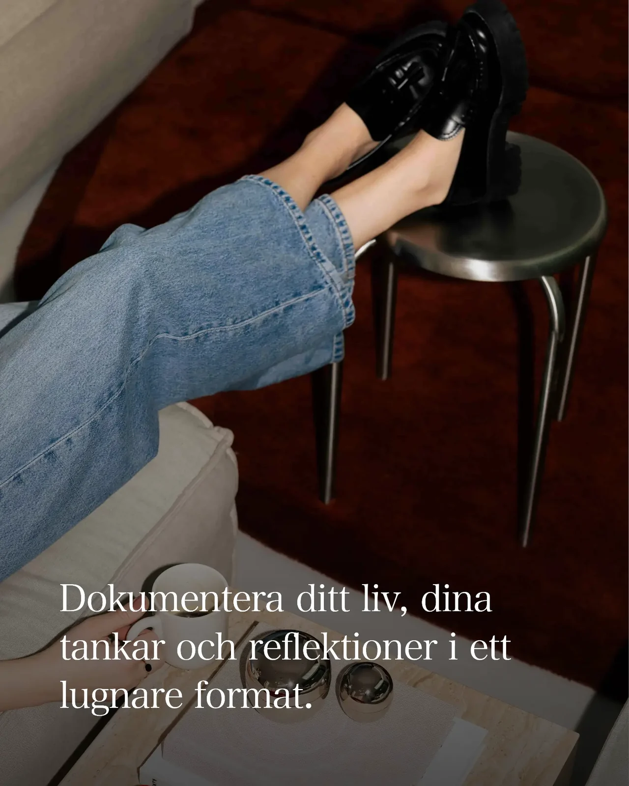 Storia-bild med texten Dokumentera ditt liv, dina tankar och reflektioner i ett lugnare format, framför en person som sitter med fötterna på en metallpall och en kaffekopp på bordet